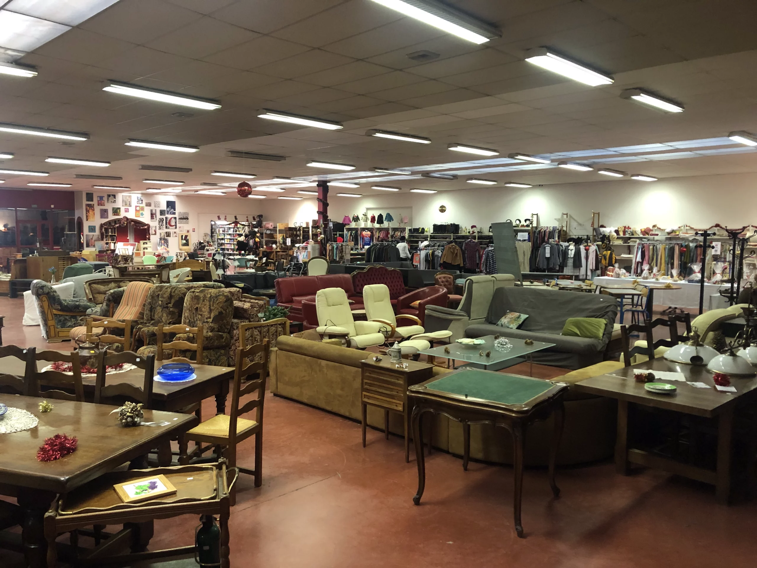 meubles, chaises, tables, canapés, fauteuils, vetements
