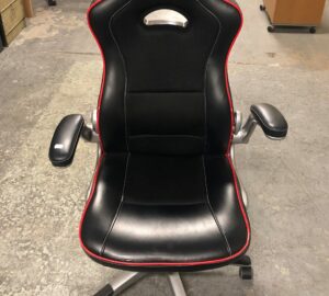 chaise gaming noire et rouge de face