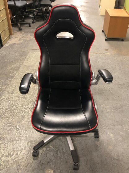chaise gaming noire et rouge de face