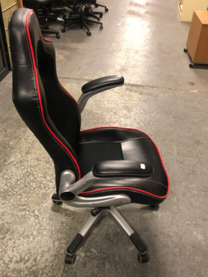 chaise gaming noire et rouge de coté