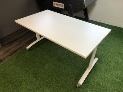 Table blanche à roulettes 160 cm – Mobilité et praticité