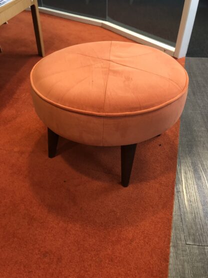 Tabouret en bois orange à 4 pieds