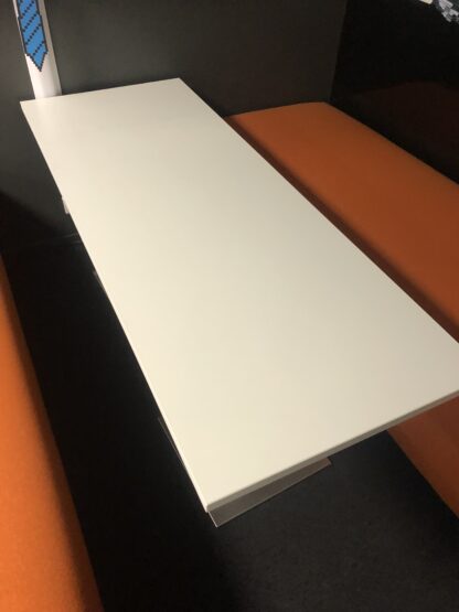 Table blanche design avec pieds en métal pour salle d'attente - 1,40 m