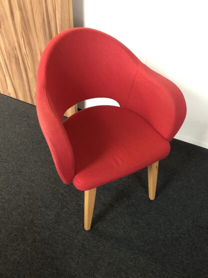 Chaise rouge en tissu avec accoudoirs et pieds en bois – Confort et élégance