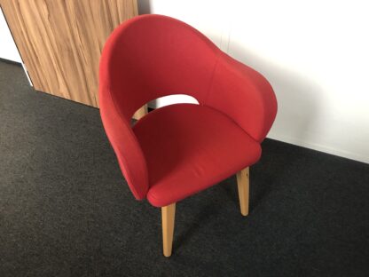 Chaise rouge en tissu avec accoudoirs et pieds en bois – Confort et élégance – Image 2