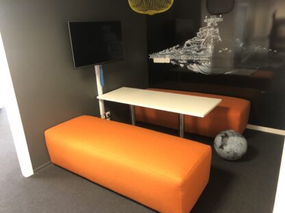 Table blanche design avec pieds en métal pour salle d'attente - 1,40 m - Image 2