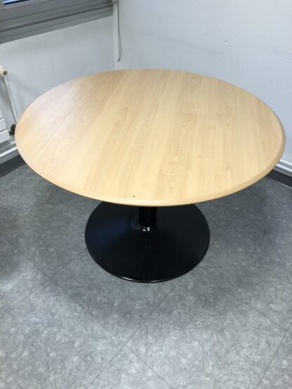 Table ronde beige avec pied central noir – Ø110 cm