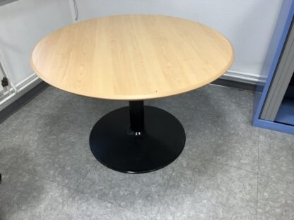 Table ronde beige avec pied central noir – Ø110 cm – Image 2