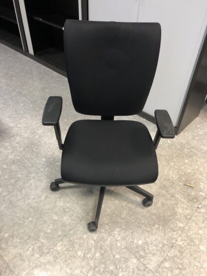 Fauteuil de bureau noire avec accoudoirs et 5 pieds à roulettes