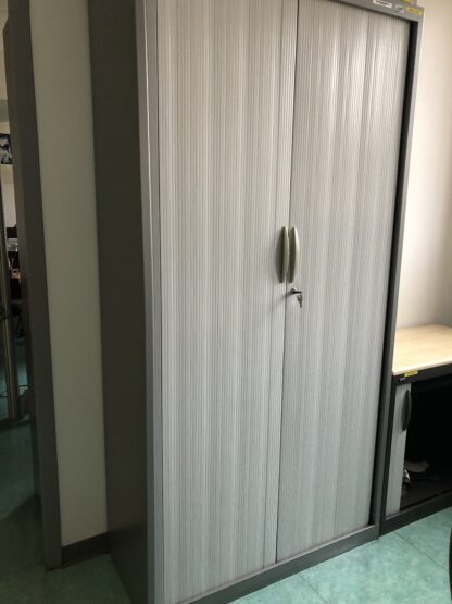 Armoire haute grise avec portes coulissantes gris clair et clé - 1.97m x 1.00m