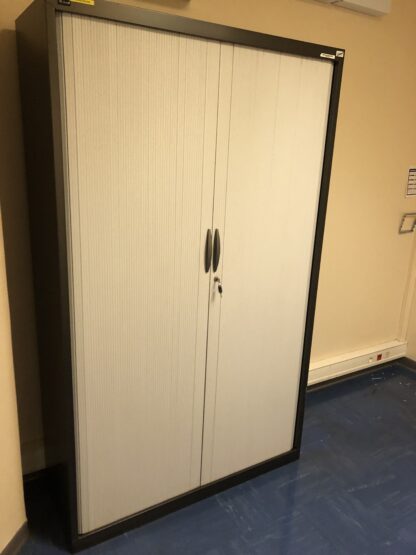 Armoire haute noire avec portes coulissantes blanches et clé - 1.98m x 1.19m