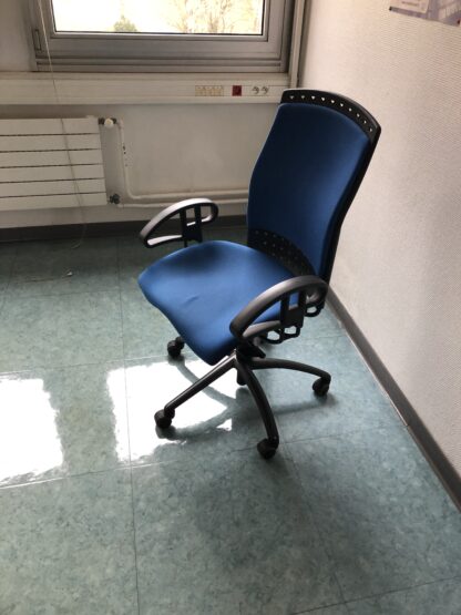 Fauteuil de bureau ergonomique bleue avec accoudoirs et roulettes – Image 2