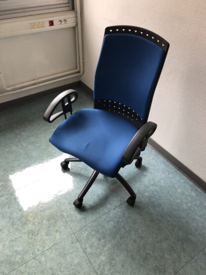 Fauteuil de bureau ergonomique bleue avec accoudoirs et roulettes