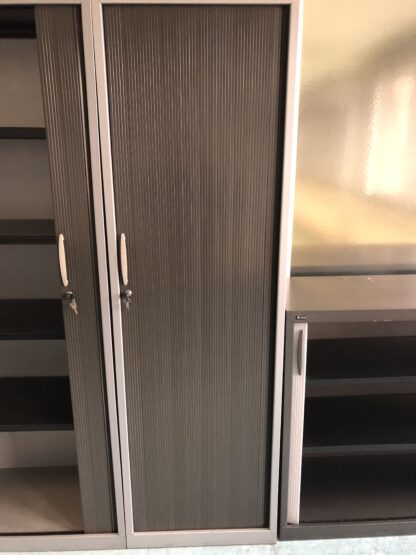 Armoire verticale grise à portes coulissantes noires - 1,98 m de haut, 60 cm de large