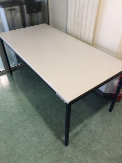 Table 1,20 m de large, 59 cm de haut – Pieds bleus