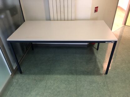 Table 1,20 m de large, 59 cm de haut – Pieds bleus – Image 2