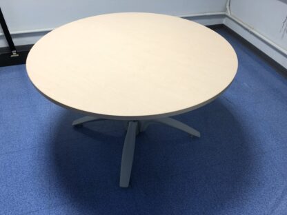 Table ronde beige avec 4 pieds gris