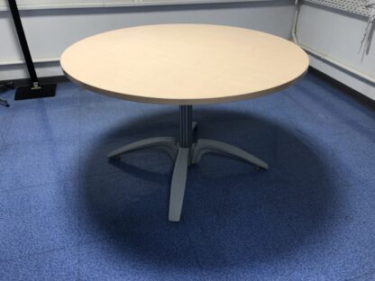 Table ronde beige avec 4 pieds gris – Image 2