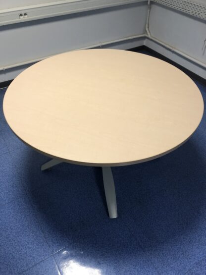 Table ronde beige avec 4 pieds gris – Image 4