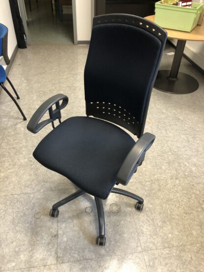 Fauteuil noire avec accoudoirs et 5 pieds à roulettes