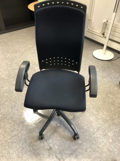 Fauteuil noire avec accoudoirs et 5 pieds à roulettes – Image 2